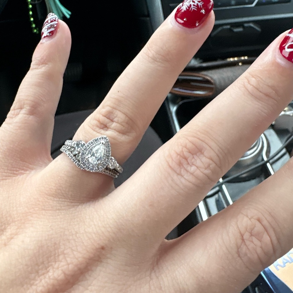 Elegant Silver Teardrop Ring Set